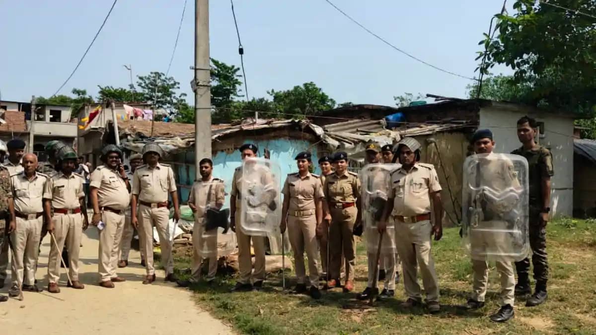 Bihar News : मोतिहारी में अपराधियों पर पुलिस का 'कहर', एसपी Bihar News : मोतिहारी में अपराधियों पर पुलिस का 'कहर', एसपी