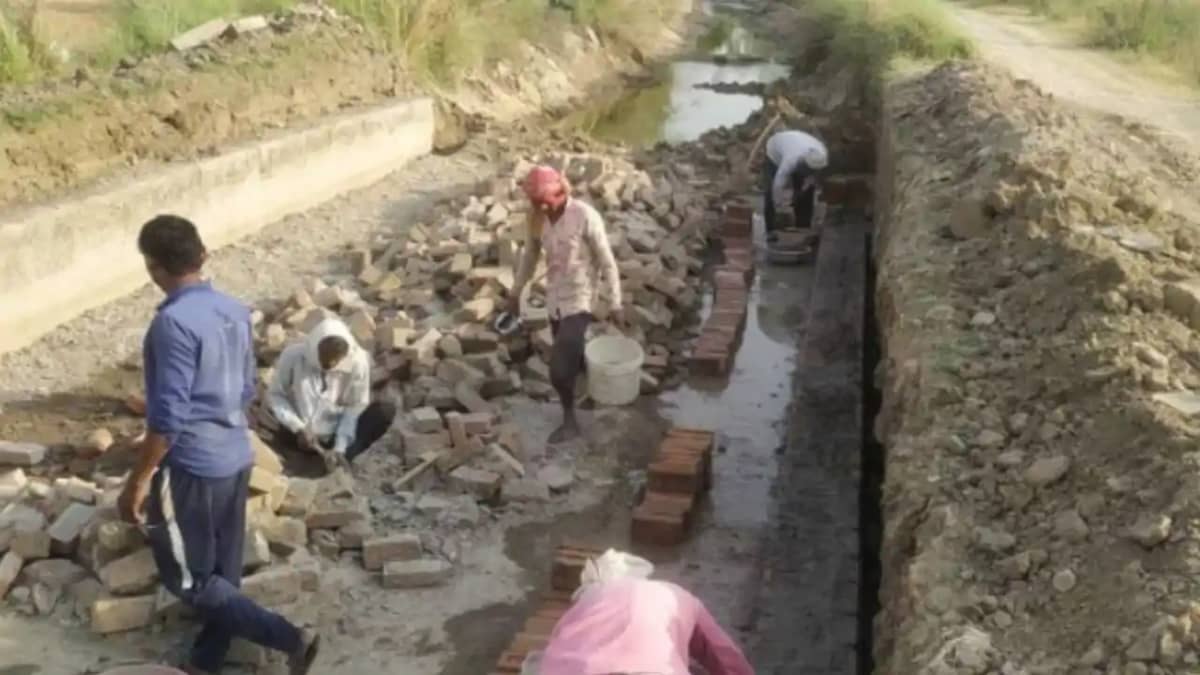 Controversy erupts in Muzaffarpur over use of old bricks Controversy erupts in Muzaffarpur over use of old bricks