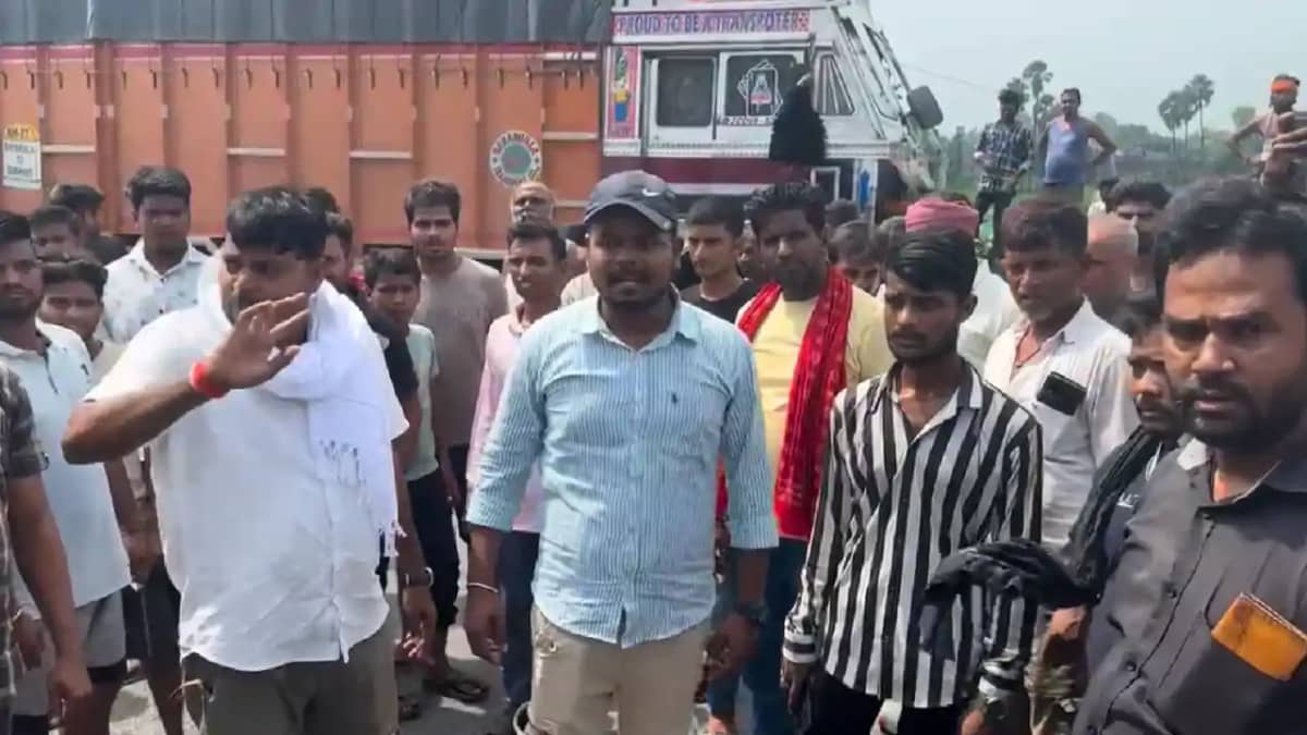 Bihar News : रोहतास में ट्रक ड्राईवरों ने सड़क जाम कर काटा बव Bihar News : रोहतास में ट्रक ड्राईवरों ने सड़क जाम कर काटा बव