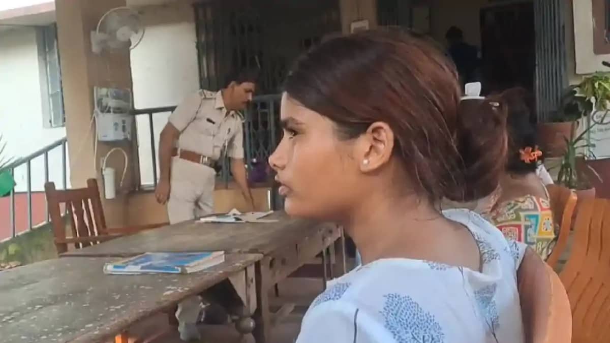 Bihar News : मुंगेर में यूट्यूबरों ने थाने में घुसकर पुलिसकर Bihar News : मुंगेर में यूट्यूबरों ने थाने में घुसकर पुलिसकर