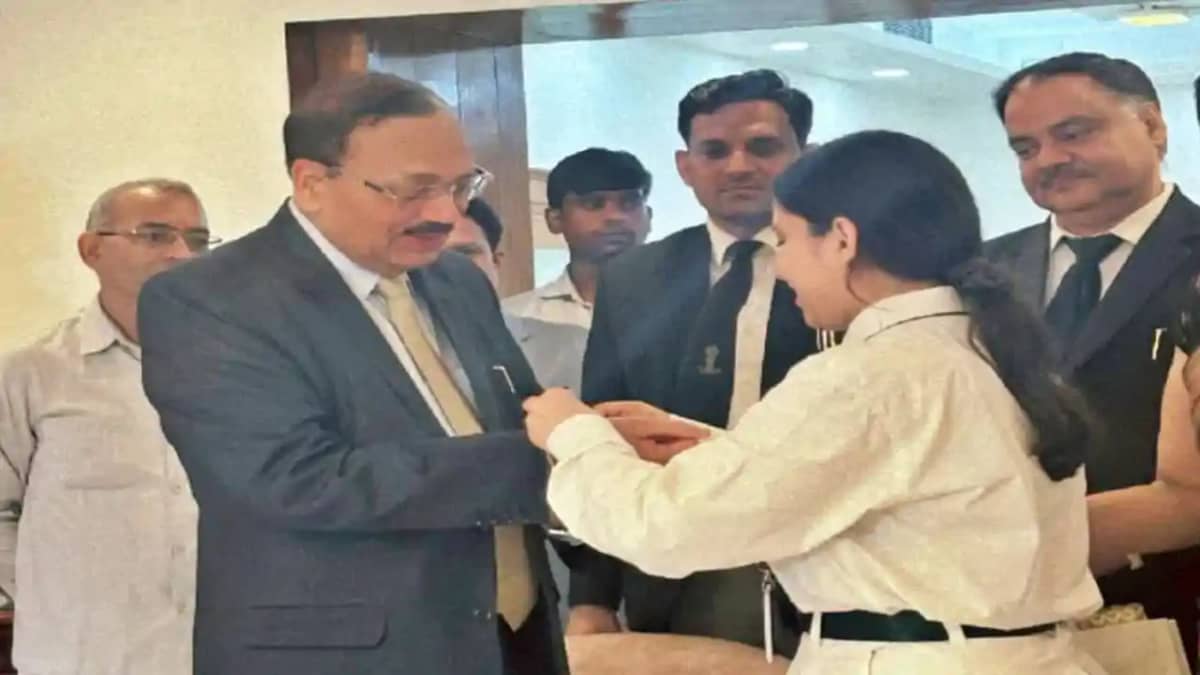 Gaya Noor Aysha Ties Rakhi to CJI Suryakant Makes History Gaya Noor Aysha Ties Rakhi to CJI Suryakant Makes History