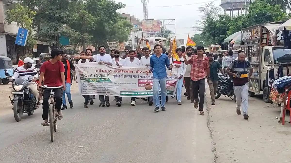 आरक्षण और एससी-एसटी एक्ट में बदलाव की मांग को लेकर सवर्ण एकत आरक्षण और एससी-एसटी एक्ट में बदलाव की मांग को लेकर सवर्ण एकत