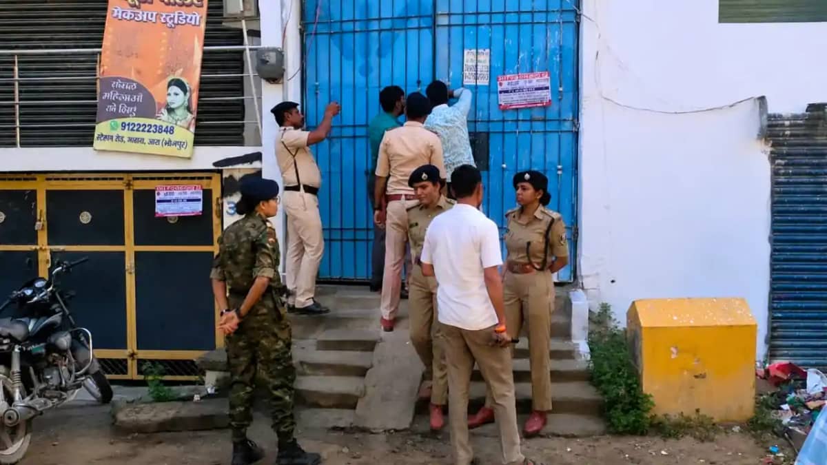 Bihar News : आरा में सेक्स रैकेट की सूचना पर पुलिस ने होटल म Bihar News : आरा में सेक्स रैकेट की सूचना पर पुलिस ने होटल म