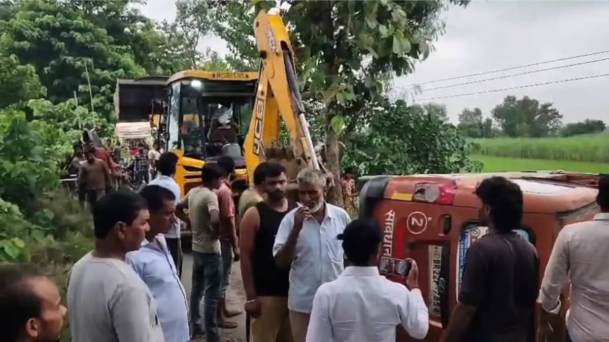 Bihar News : बेतिया में बच्चों से भरी स्कूल वैन पानी में पलट Bihar News : बेतिया में बच्चों से भरी स्कूल वैन पानी में पलट