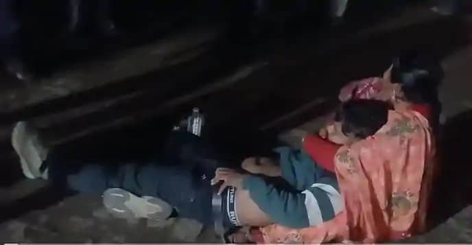थाने में ही प्रेमी युगल ने खाया जहर, घर वालों ने ठुकराया तो थाने में ही प्रेमी युगल ने खाया जहर, घर वालों ने ठुकराया तो