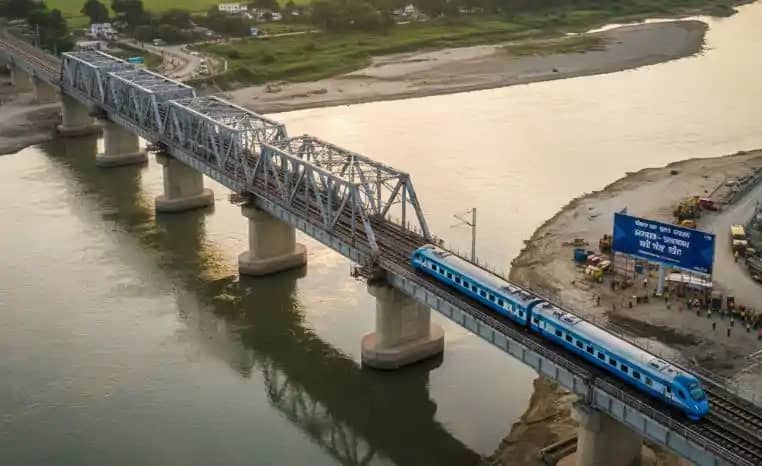 रेलवे का बड़ा सरप्राइज: कोसी नदी पर बनेगा हाई-लेवल मेगा ब्रि रेलवे का बड़ा सरप्राइज: कोसी नदी पर बनेगा हाई-लेवल मेगा ब्रि