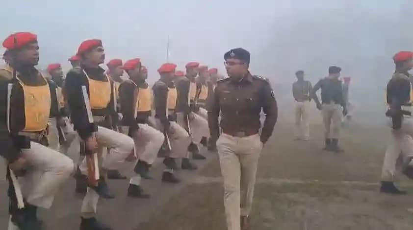एसपी ने परखी प्रशिक्षु सिपाहियों की ताकत: परेड और फिजिकल फि एसपी ने परखी प्रशिक्षु सिपाहियों की ताकत: परेड और फिजिकल फि