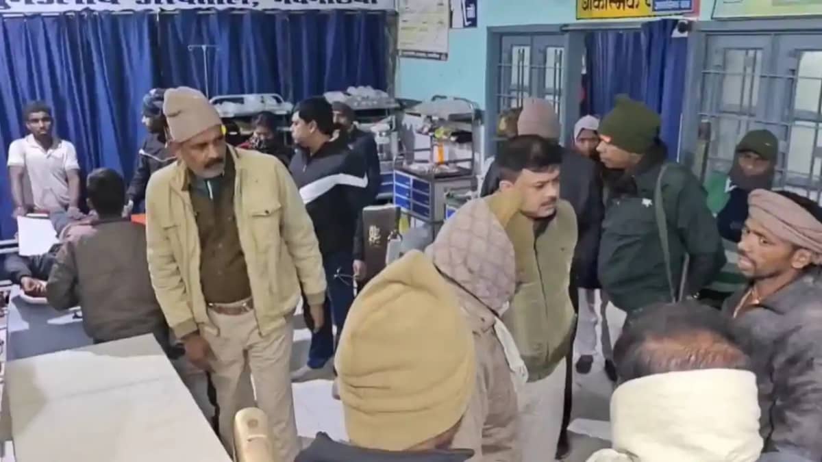Bihar News: बिहार में अपराधियों का तांडव, बीच सड़क पर भाई के Bihar News: बिहार में अपराधियों का तांडव, बीच सड़क पर भाई के