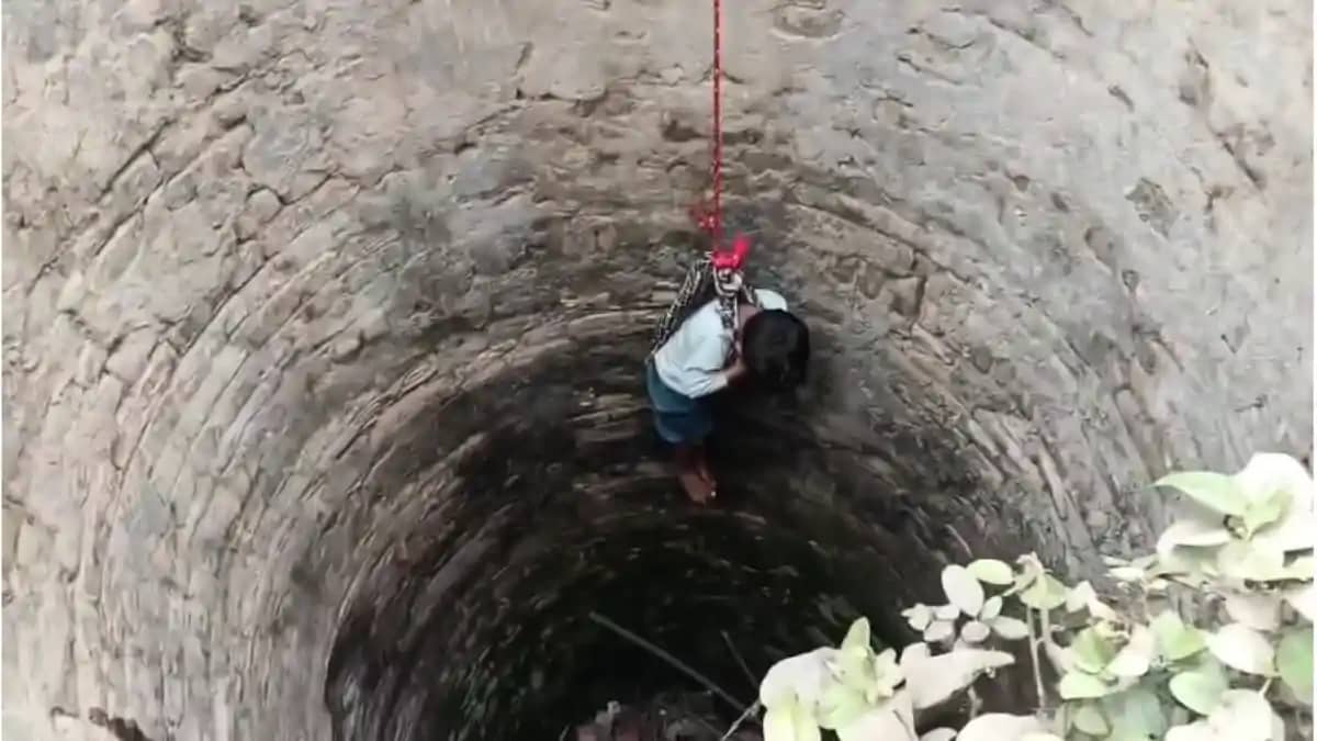 Bihar News : मोतिहारी में बकरी की जान बचाने गहरे कुएं में उत Bihar News : मोतिहारी में बकरी की जान बचाने गहरे कुएं में उत