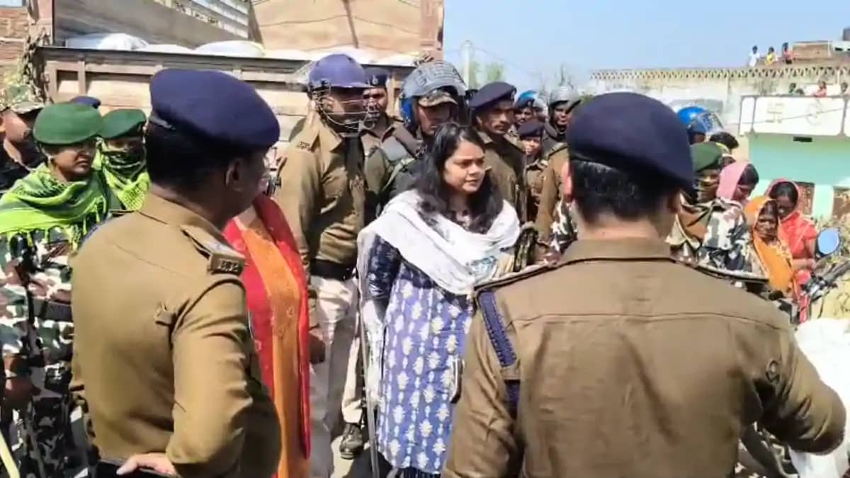 Bihar News : जेल से छूटे युवक के स्वागत में शराब और डांस पार Bihar News : जेल से छूटे युवक के स्वागत में शराब और डांस पार