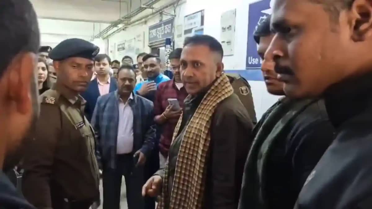 Bihar News : सदर अस्पताल में बदहाली देख तल्ख हुए विधायक आनंद Bihar News : सदर अस्पताल में बदहाली देख तल्ख हुए विधायक आनंद