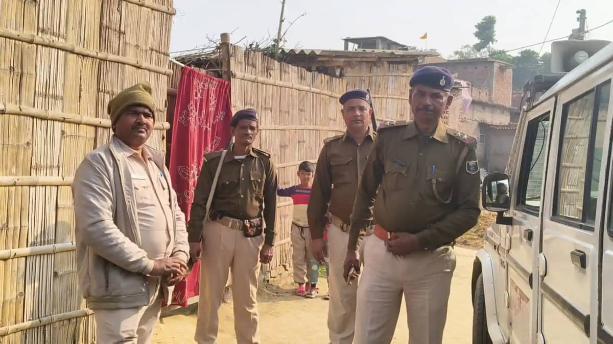घर में सो रही युवती पर एसिड अटैक, बचाने आई मां भी झुलसी; आरो घर में सो रही युवती पर एसिड अटैक, बचाने आई मां भी झुलसी; आरो