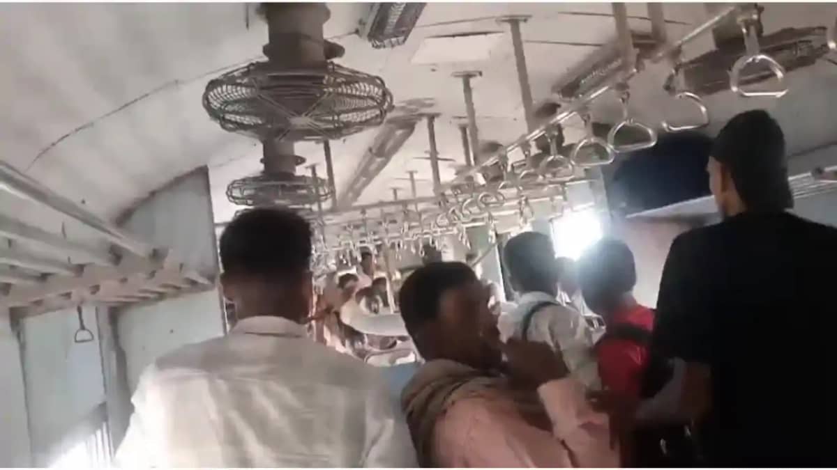 Bihar Crime : दरभंगा में चलती ट्रेन में युवकों ने जमकर मचाया Bihar Crime : दरभंगा में चलती ट्रेन में युवकों ने जमकर मचाया
