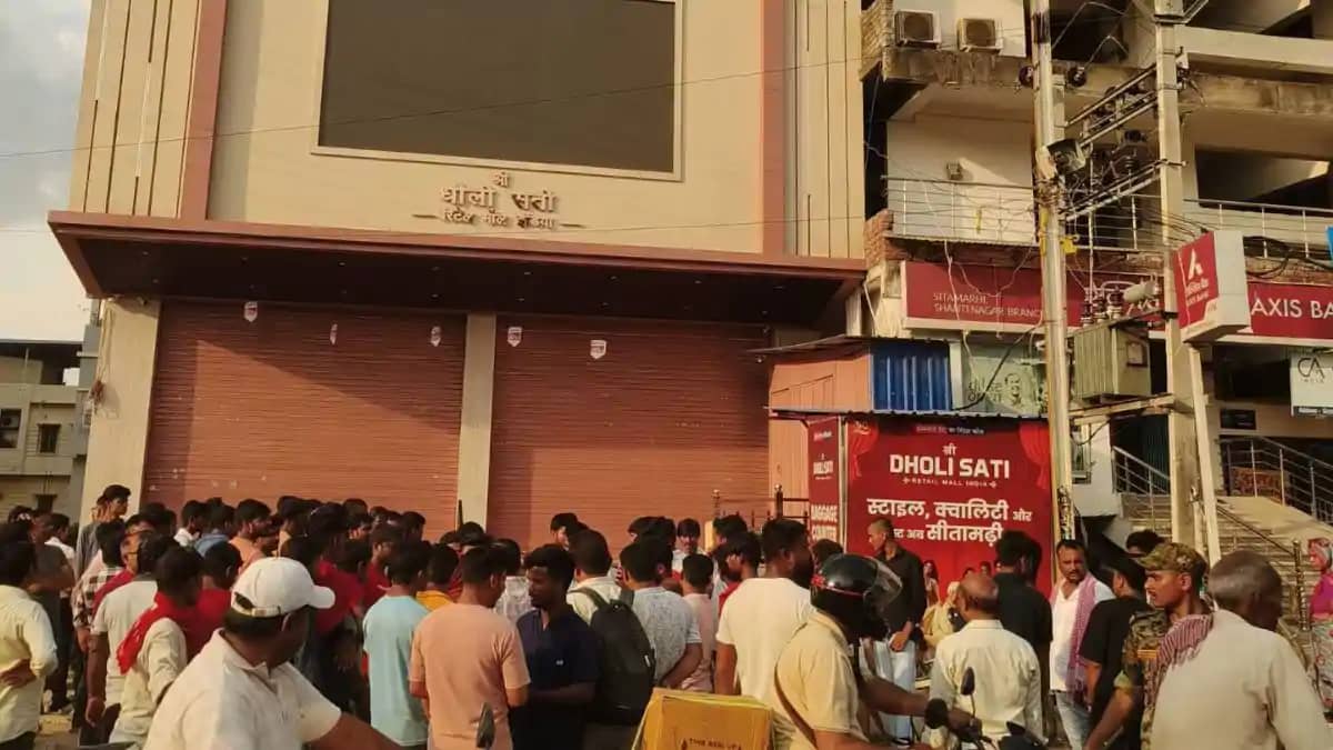 मॉल के भवन से गिरकर युवती की संदिग्ध मौत, मां ने मैनेजर पर ल मॉल के भवन से गिरकर युवती की संदिग्ध मौत, मां ने मैनेजर पर ल