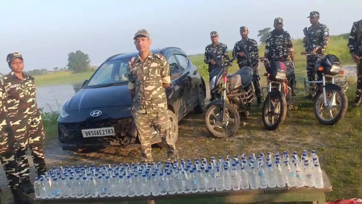 एसएसबी और पुलिस की संयुक्त कार्रवाई: 54 लीटर नेपाली शराब के एसएसबी और पुलिस की संयुक्त कार्रवाई: 54 लीटर नेपाली शराब के