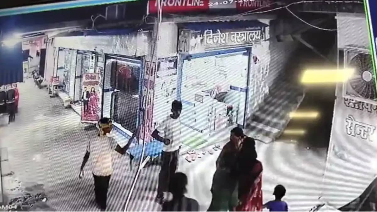Bihar News : युवतियों के सामने हथियार लहराकर भौकाल टाइट करना Bihar News : युवतियों के सामने हथियार लहराकर भौकाल टाइट करना