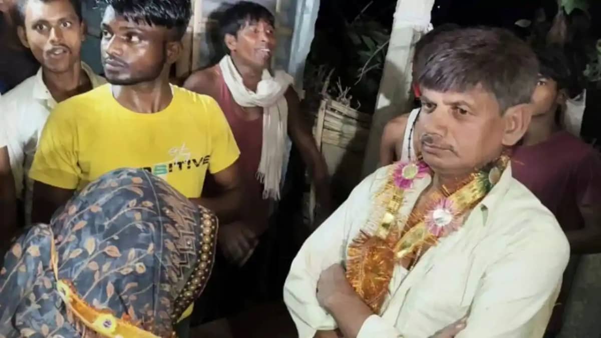 Bihar Teacher news शिक्षक की विधवा के साथ गंदा काम करते पकड़ Bihar Teacher news शिक्षक की विधवा के साथ गंदा काम करते पकड़