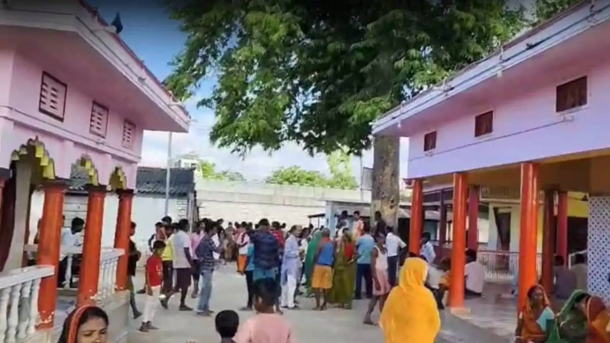 Bihar Crime: शिव मंदिर के पुजारी की चाकू से गोदकर नृशंसता पू Bihar Crime: शिव मंदिर के पुजारी की चाकू से गोदकर नृशंसता पू