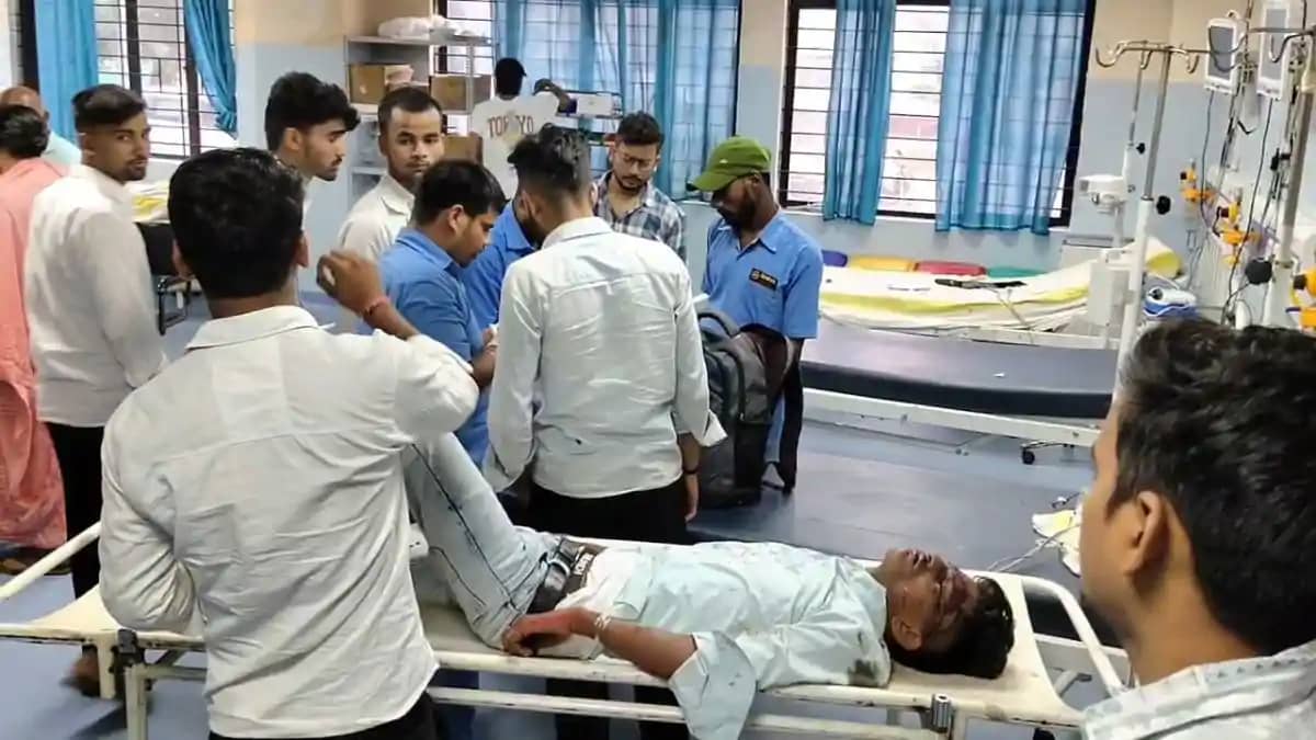 कान में लगा ईयरफोन बना काल : पावापुरी हाल्ट पर ट्रेन की चपेट कान में लगा ईयरफोन बना काल : पावापुरी हाल्ट पर ट्रेन की चपेट