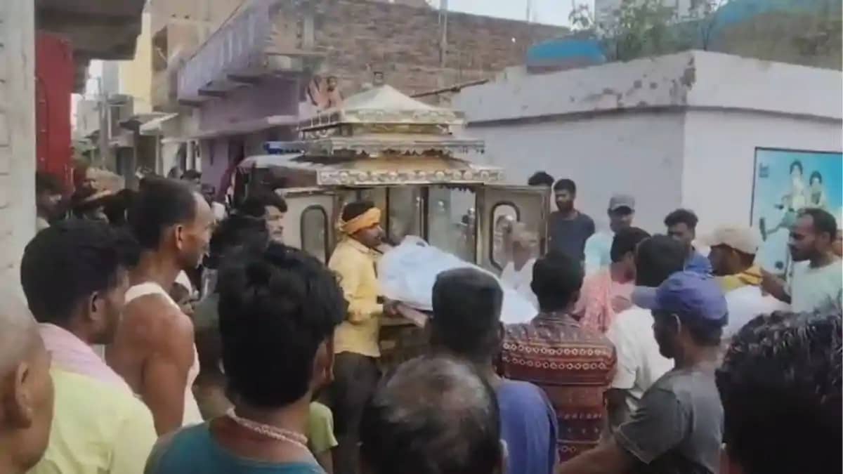 कोलकाता हादसे का शिकार हुए मुंगेर के 3 मजदूरों के शव गांव प कोलकाता हादसे का शिकार हुए मुंगेर के 3 मजदूरों के शव गांव प