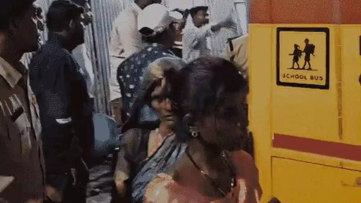 CM के कार्यक्रम से लौट रही बस ट्रक से टकराकर पलटी, 9 लोगों क CM के कार्यक्रम से लौट रही बस ट्रक से टकराकर पलटी, 9 लोगों क