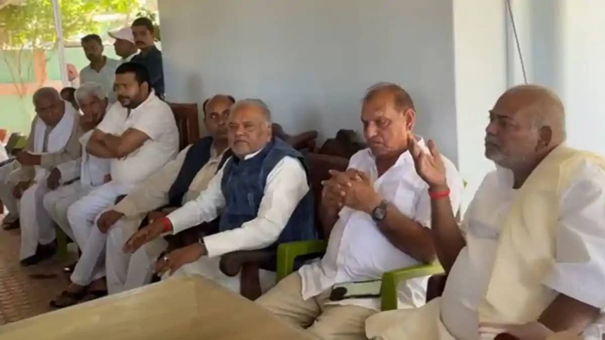 Bihar News: जदयू विधायक विभा देवी के घर पहुंचे मंत्री श्रवण Bihar News: जदयू विधायक विभा देवी के घर पहुंचे मंत्री श्रवण