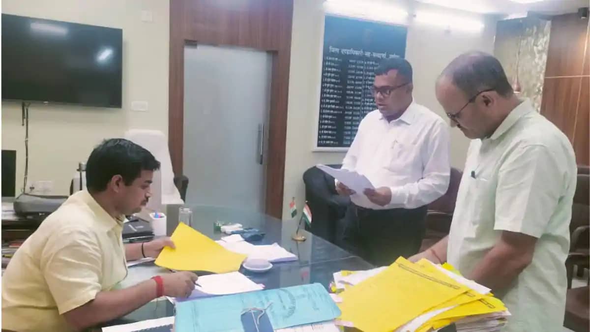 जिलाधिकारी की अध्यक्षता में लोक शिकायत निवारण की सुनवाई, लाप जिलाधिकारी की अध्यक्षता में लोक शिकायत निवारण की सुनवाई, लाप
