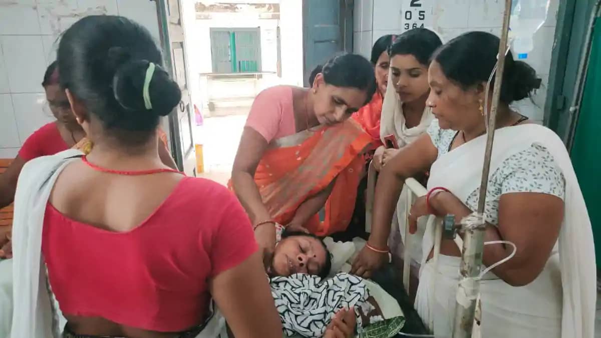 कौआकोल पीएचसी के जर्जर छत एक बड़ा हिस्सा टूटकर गिरा, ड्यूटी कौआकोल पीएचसी के जर्जर छत एक बड़ा हिस्सा टूटकर गिरा, ड्यूटी