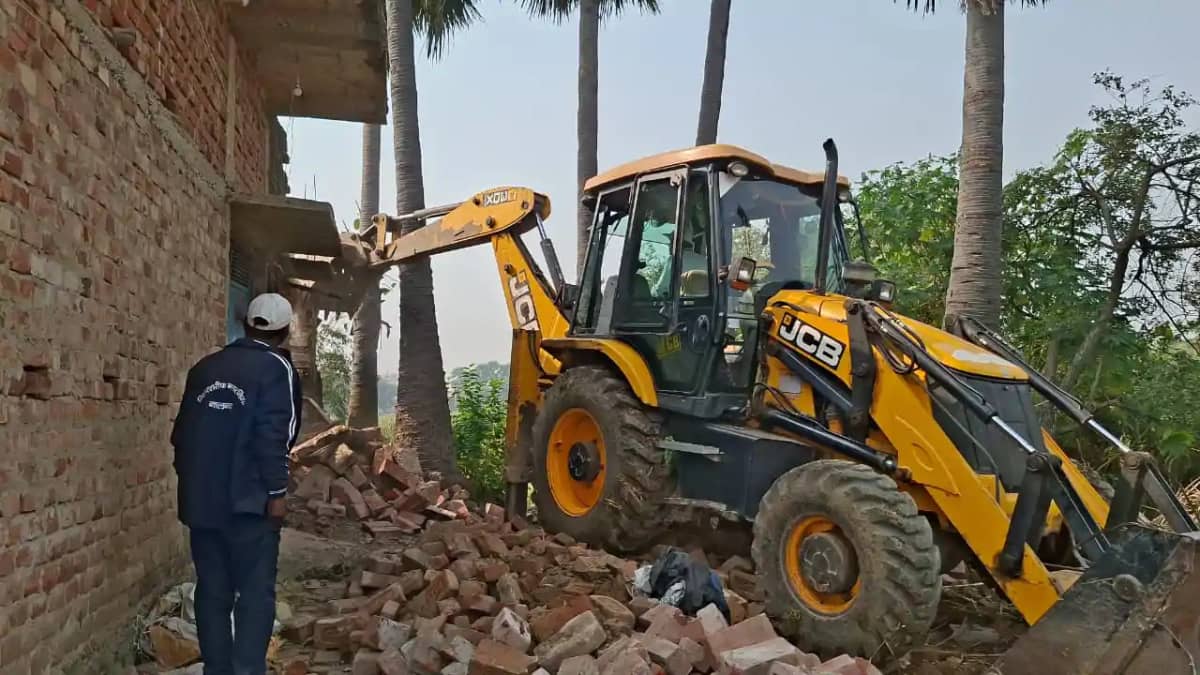 हाईकोर्ट के आदेश पर चला बुलडोज़र, कड़ी सुरक्षा के बीच हटाया हाईकोर्ट के आदेश पर चला बुलडोज़र, कड़ी सुरक्षा के बीच हटाया