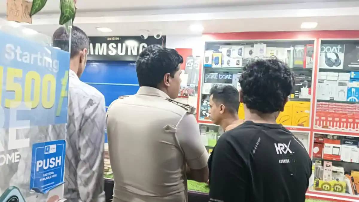 पटना में बेखौफ चोरों का तांडव : शटर काटकर 40 लाख के मोबाइल औ पटना में बेखौफ चोरों का तांडव : शटर काटकर 40 लाख के मोबाइल औ