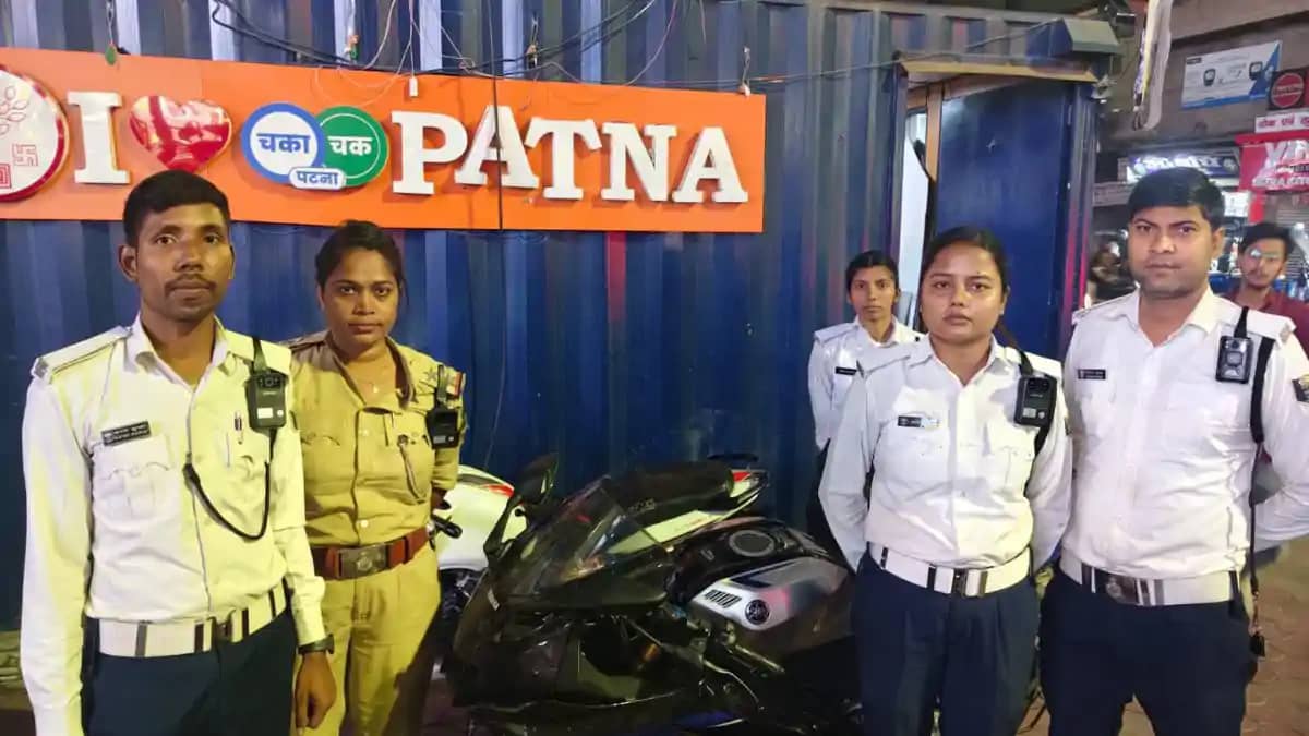 पटना में सघन वाहन चेकिंग अभियान : बिना नंबर प्लेट की नई R15 पटना में सघन वाहन चेकिंग अभियान : बिना नंबर प्लेट की नई R15