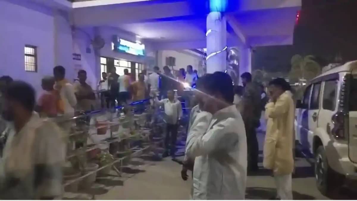 Bihar News : सहरसा में बेख़ौफ़ बदमाशों ने दिनदहाड़े की पूर्व म Bihar News : सहरसा में बेख़ौफ़ बदमाशों ने दिनदहाड़े की पूर्व म