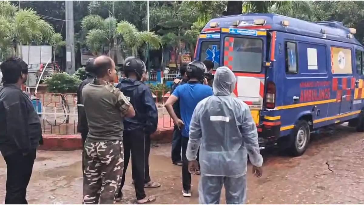 Bihar Road Accident : गोपालगंज में अज्ञात वाहन की चपेट में आ Bihar Road Accident : गोपालगंज में अज्ञात वाहन की चपेट में आ