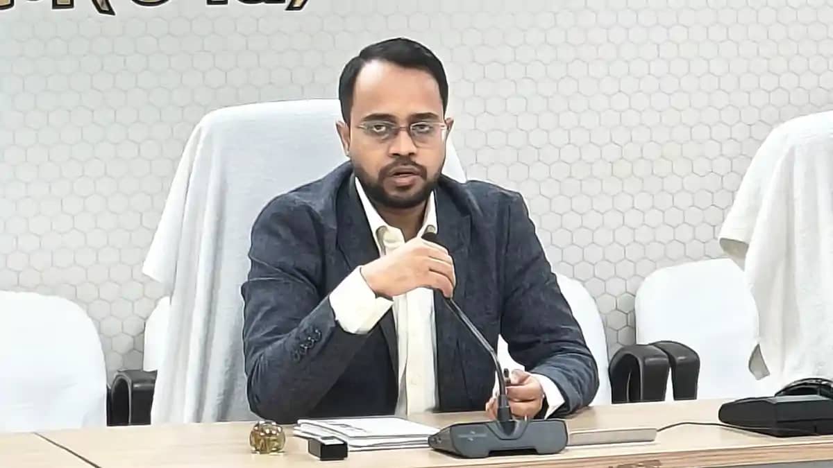 Bihar News : 50 हज़ार रूपये रिश्वत लेना प्रखंड कर्मी को पड़ा म Bihar News : 50 हज़ार रूपये रिश्वत लेना प्रखंड कर्मी को पड़ा म