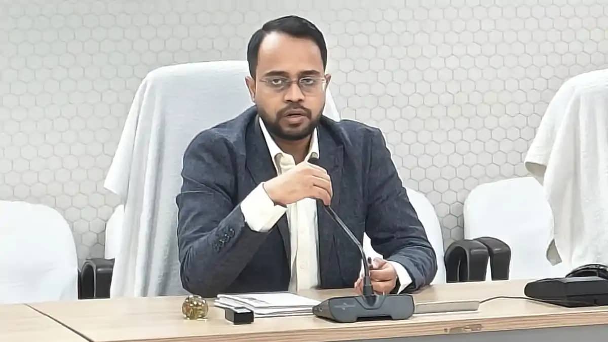Bihar News : सारण में अवैध गतिविधियों में संलिप्त 5 चौकीदारो Bihar News : सारण में अवैध गतिविधियों में संलिप्त 5 चौकीदारो
