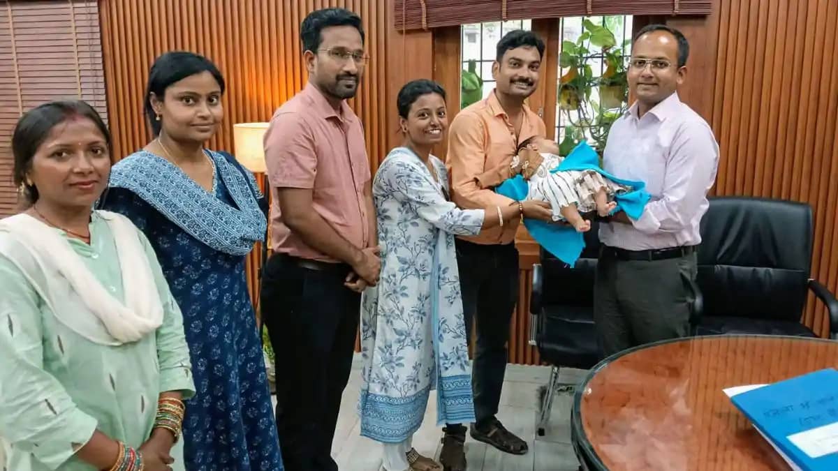 जिलाधिकारी ने दंपति को सौंपा 7 माह की बच्ची, गोद लेने की प्र जिलाधिकारी ने दंपति को सौंपा 7 माह की बच्ची, गोद लेने की प्र