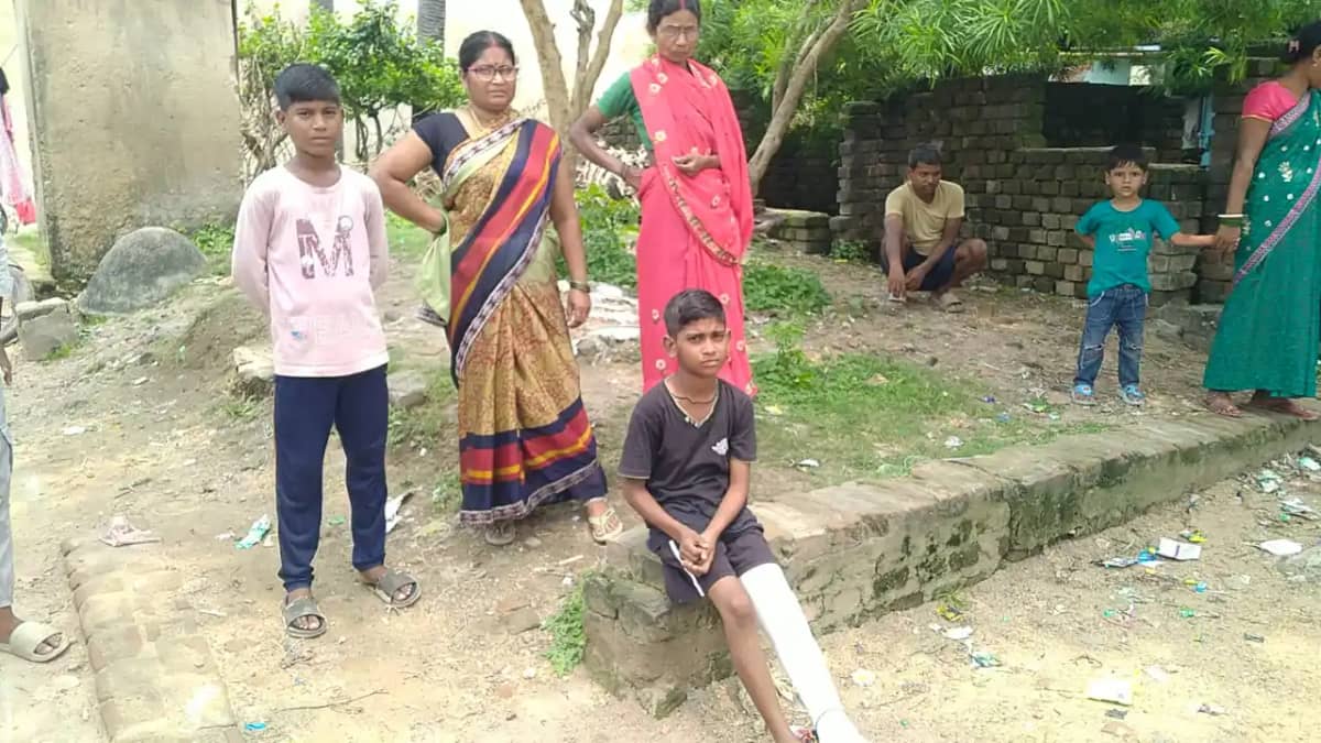 Bihar School News : स्कूल की सफाई नहीं करने पर ‘मनबढ़ू’ शिक् Bihar School News : स्कूल की सफाई नहीं करने पर ‘मनबढ़ू’ शिक्