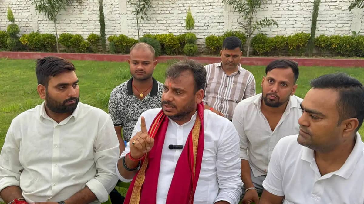 विश्वामित्र सेना की तीन दिवसीय “सनातन जोड़ो यात्रा कल से आरं विश्वामित्र सेना की तीन दिवसीय “सनातन जोड़ो यात्रा कल से आरं
