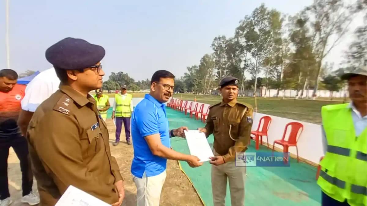 Bihar News : कोशी रेंज के डीआईजी ने पुलिस पदाधिकारियों और कर Bihar News : कोशी रेंज के डीआईजी ने पुलिस पदाधिकारियों और कर