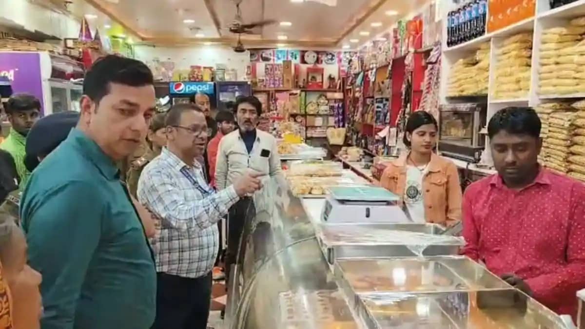 नाम 'अन्नपूर्णा' और ग्राहकों को बेच रहे फफूंदी वाली मिठाइयां नाम 'अन्नपूर्णा' और ग्राहकों को बेच रहे फफूंदी वाली मिठाइयां