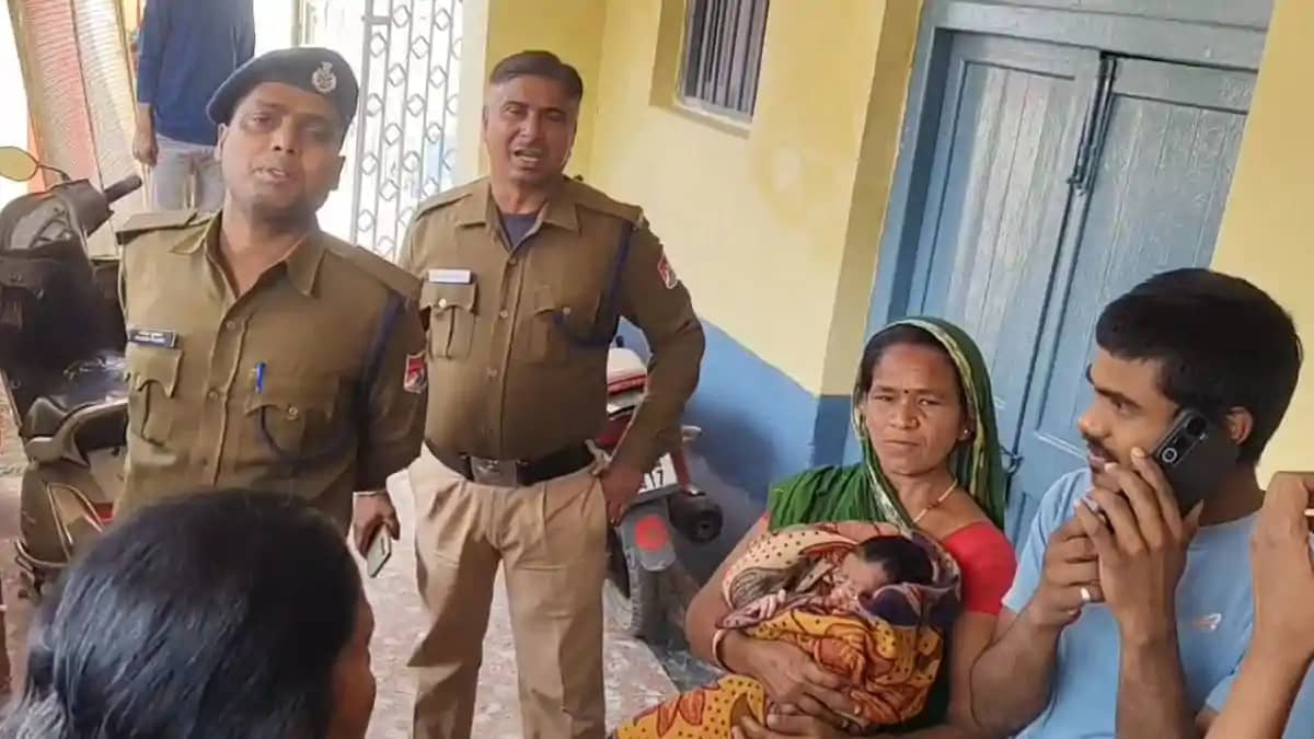 देवदूत बने RPF के जवान: पैसेंजर ट्रेन के बाथरूम के पास लावार देवदूत बने RPF के जवान: पैसेंजर ट्रेन के बाथरूम के पास लावार
