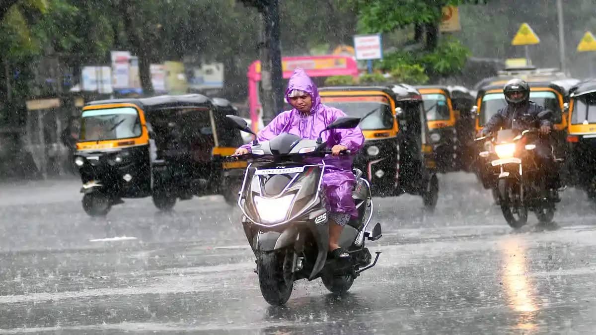 UP weather: लखनऊ समेत कई जिलों में होगी झमाझम बारिश, 4 दिनों UP weather: लखनऊ समेत कई जिलों में होगी झमाझम बारिश, 4 दिनों