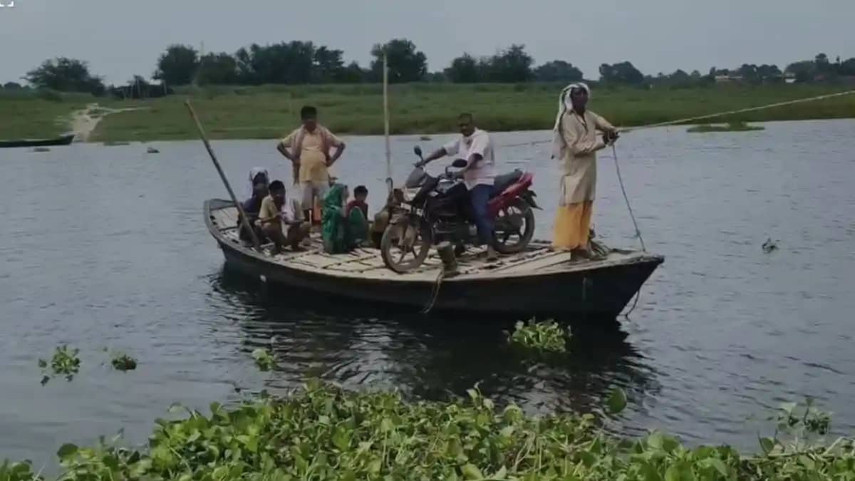 Bihar Village Still Depends on Boats 79 Years After Independ Bihar Village Still Depends on Boats 79 Years After Independ