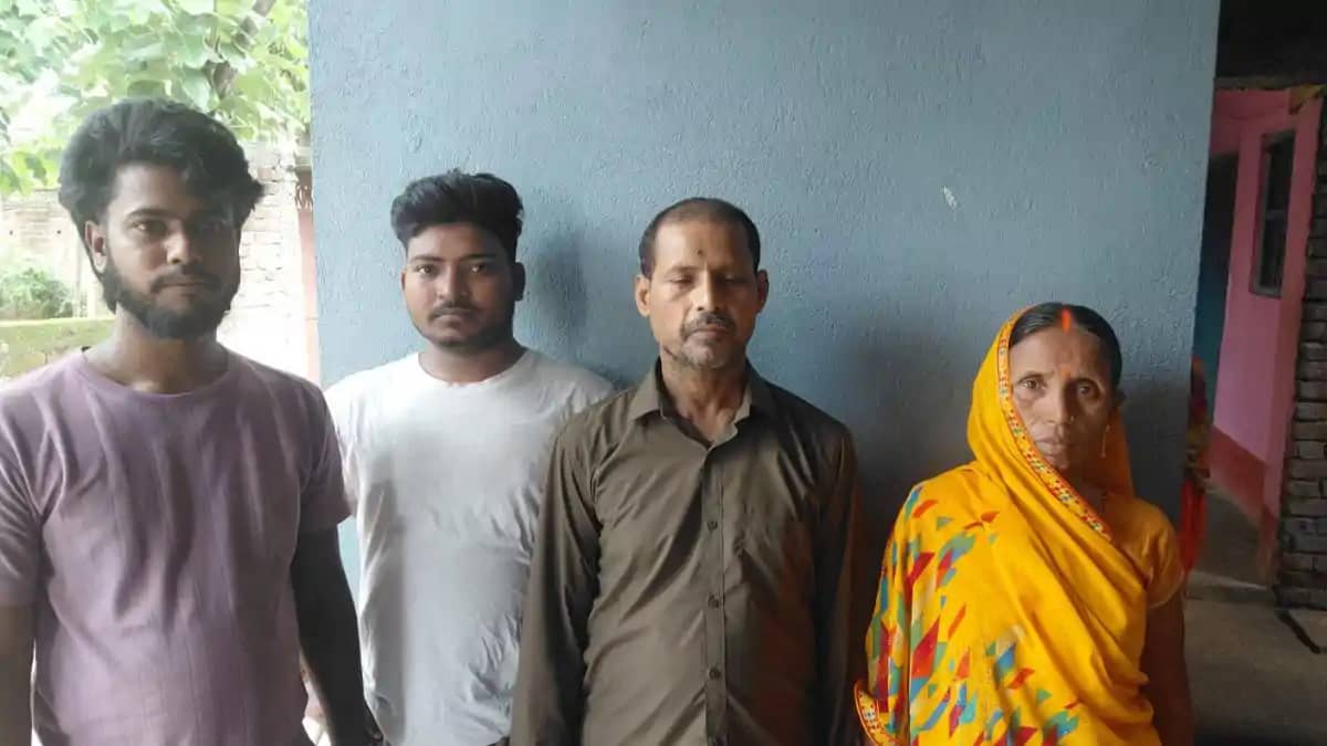 Bihar News: 31 साल बाद घर लौटा बिछड़ा बेटा, वापसी से छलक पड़ Bihar News: 31 साल बाद घर लौटा बिछड़ा बेटा, वापसी से छलक पड़
