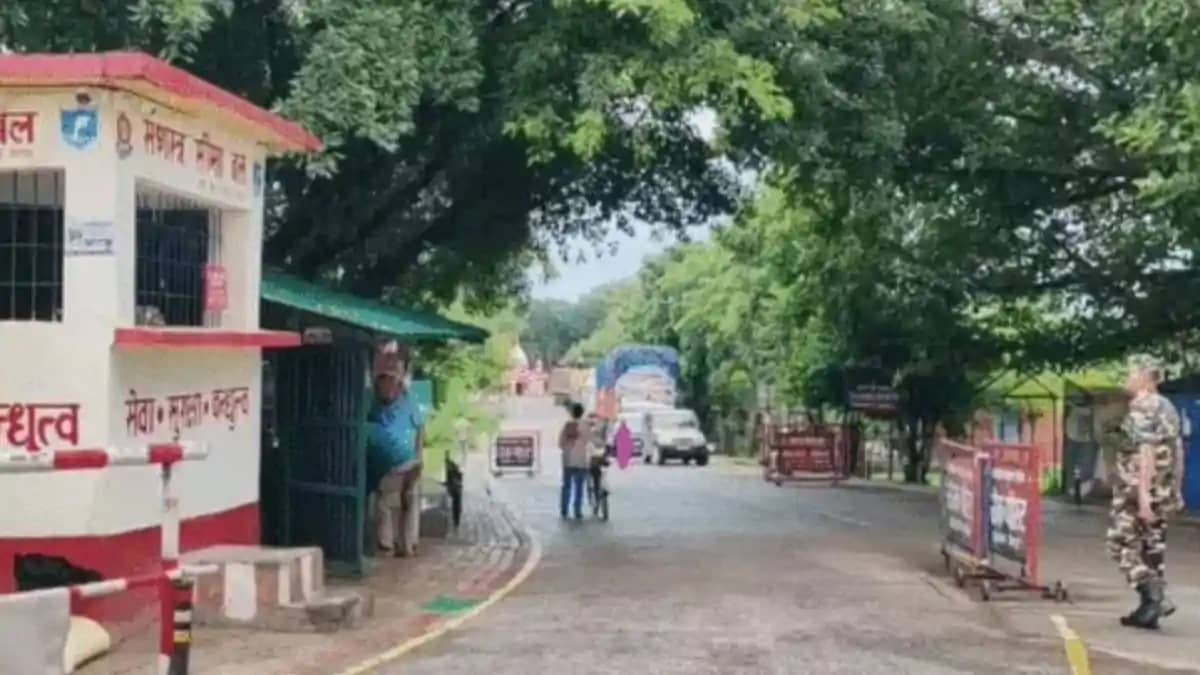 नेपाल में दो पक्षों में हिंसक झड़प के दौरान पुलिस फायरिंग मे नेपाल में दो पक्षों में हिंसक झड़प के दौरान पुलिस फायरिंग मे