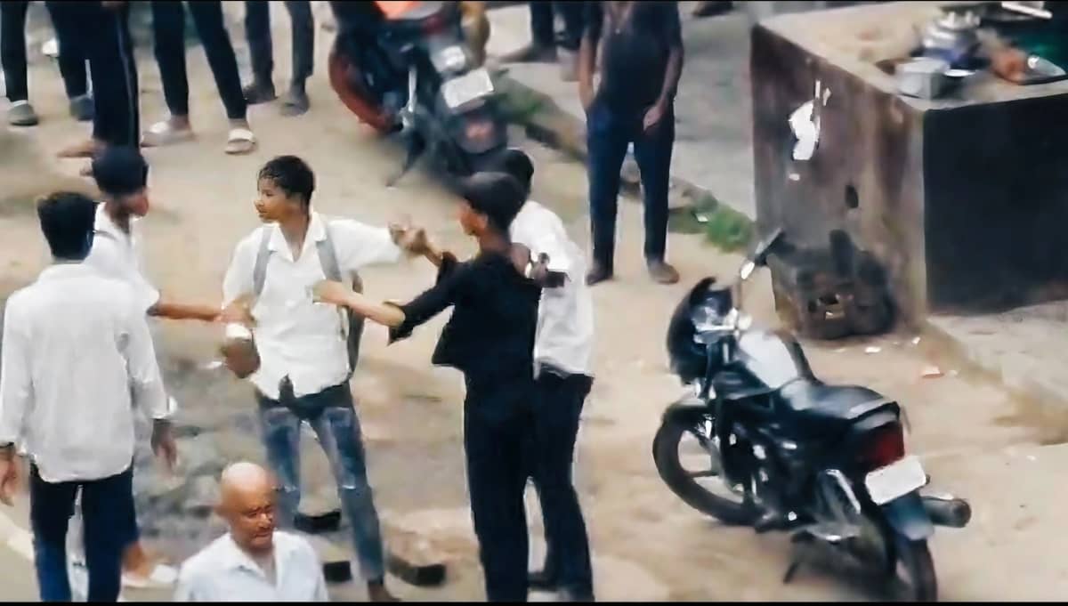 Bihar Crime - सीएम नीतीश के गृह जिले में बीच सड़क छात्र की Bihar Crime - सीएम नीतीश के गृह जिले में बीच सड़क छात्र की