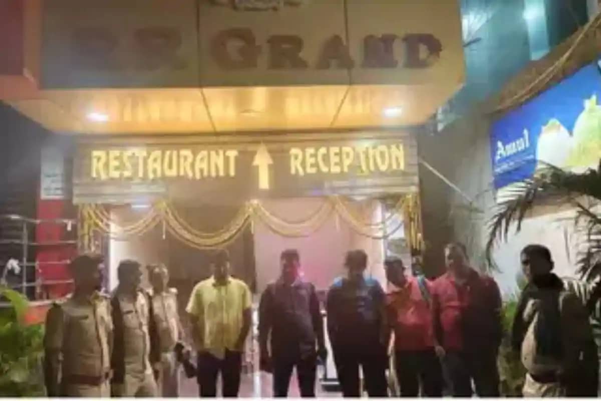 Bihar News: बिहार में शिक्षा विभाग के क्लर्क की शराब पार्टी Bihar News: बिहार में शिक्षा विभाग के क्लर्क की शराब पार्टी