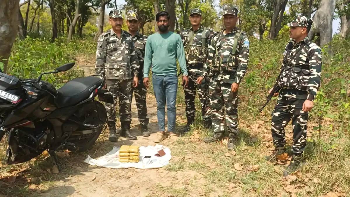 Bihar News : इंडो-नेपाल बॉर्डर पर SSB की बड़ी कार्रवाई, 4 कि Bihar News : इंडो-नेपाल बॉर्डर पर SSB की बड़ी कार्रवाई, 4 कि