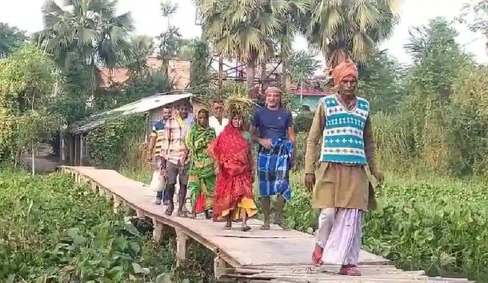 Bihar news - विकास की पोल खोलता चचरी पुल: चार दशक से पक्के प Bihar news - विकास की पोल खोलता चचरी पुल: चार दशक से पक्के प