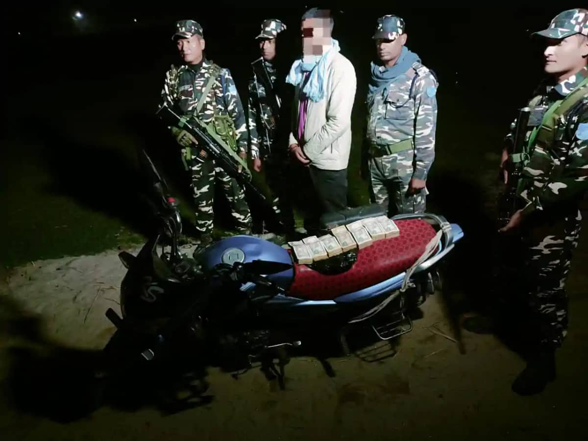 4 लाख नेपाली मुद्रा के साथ एक व्यक्ति गिरफ्तार, बिहार की सीम 4 लाख नेपाली मुद्रा के साथ एक व्यक्ति गिरफ्तार, बिहार की सीम